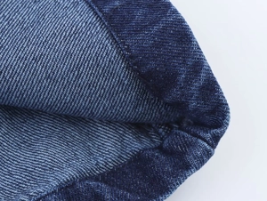 Gros plan sur la texture du denim bleu et les détails des coutures doubles de haute qualité