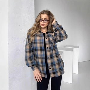 Gros plan sur la chemise en flanelle à carreaux bleus et beige avec col et boutons