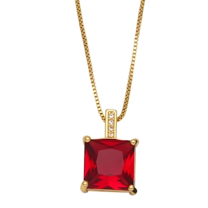 Collier chaîne dorée avec pendentif en zircon rouge carré et petits accents de diamant