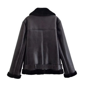 Vue arrière du blouson noir en peau lainée avec texture cuir et finitions zippées