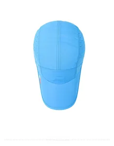 Vue de dessus d'une casquette de sport bleue à séchage rapide avec trous de ventilation
