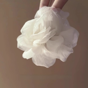 Elegante pinza per capelli a fiore in organza bianca per una coda di cavallo chic