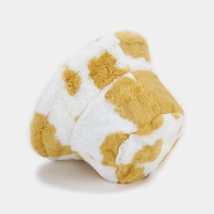 Détail du tissu en peluche épais à motif vache sur un chapeau bob d'hiver chaud