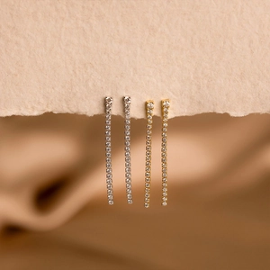 Boucles d'oreilles pendantes longues dorées et argentées avec zircons étincelants