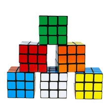Pyramidenanordnung von sechs klassischen 3x3x3 bunten Kunststoff-Zauberwürfeln auf Weiß
