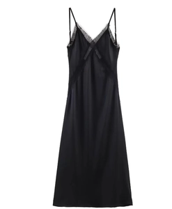 Gros plan d'une robe midi en satin noir avec dentelle délicate et texture soie