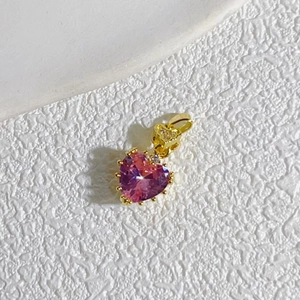 Sparkling pink heart pendant in 18K gold-plated copper with faceted zircon stones