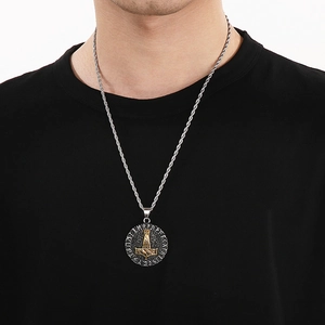 Dettaglio del martello di Thor vichingo con accenti dorati su catena a fune