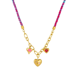 Collier en corde tissée rose et bleu avec chaîne dorée et pendentifs en forme de coeur