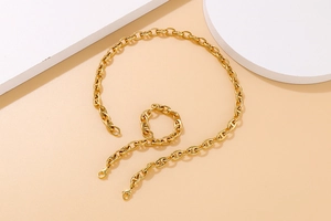 Macro shot of gold oval anchor links and lobster clasp on a stylish necklace