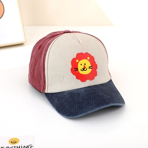Dettaglio del cappellino per bambini con stampa leone rosso e pannelli patchwork colorati