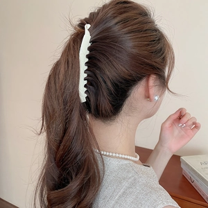 Barrette banane blanche en acrylique pour queue de cheval au style élégant et épuré