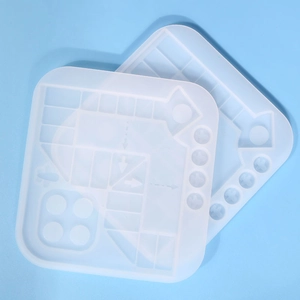 Détail de deux moules en silicone translucide pour créer un jeu de petits chevaux DIY