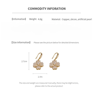 Detailed spec sheet showing 2.7cm gold clover earrings with zircon and pearls