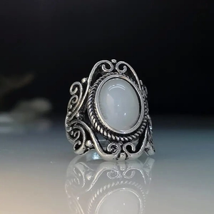 Dettaglio dell'anello retrò in argento con pietra opale ovale e motivi incisi traforati
