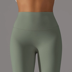 Gros plan sur le legging de yoga vert sauge à taille haute et ceinture de contrôle sans couture
