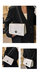 Chic sac blanc à chaîne avec rabat texture serpent et bandoulière en métal sur modèle