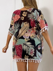 Détail du cache-maillot à fleurs tropicales avec franges blanches et tissu mousseline