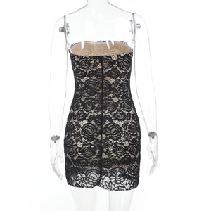 Detail der schwarzen floralen Spitze und des nudefarbenen Futters am engen Kleid