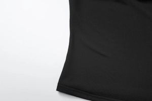 Detailansicht der Doppelnaht am Saum und der schwarzen Stoffstruktur am schmalen Crop-Top