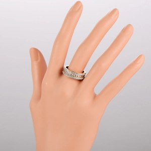 Elegante anillo de acero inoxidable con tres filas de circonitas en mano de modelo