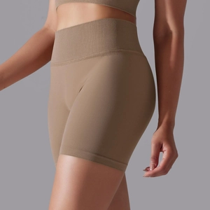 Gros plan sur la taille haute côtelée sans couture du short de sport kaki gainant