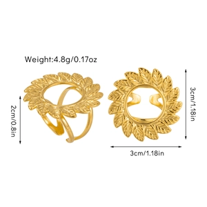 Detailed view of leaf-shaped gold ring dimensions showing 3cm diameter and 4.8g weight