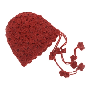 Donkerrode handgehaakte baby muts met opengewerkte bloempatronen en decoratieve details
