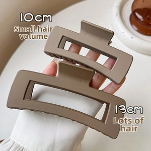 Dettaglio di fermagli marroni opachi in dimensioni 10cm e 13cm per vari volumi di capelli