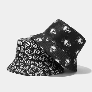 Bob réversible style streetwear avec imprimés tête de mort noir et blanc tendance