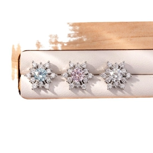 Glitzernde Schneeflocken-Ohrstecker mit blauem, rosa und klarem Zirkonia aus Silberstahl