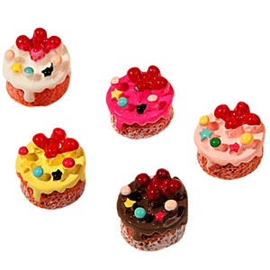 Cinq mini gâteaux à la fraise en résine pour bricolage en rose, blanc et marron