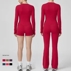 Ensemble de yoga rouge pour femme avec haut ajusté à col rond et pantalon de sport