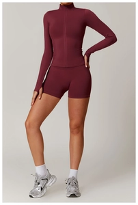 Detail eines burgunderroten Yoga-Sets mit Daumenlöchern und High-Waist-Shorts