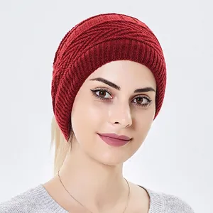 Rotbraune Strickmütze für Damen und Herren mit warmem Fleecefutter und strukturiertem Muster