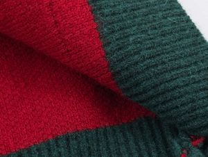 Gros plan sur la texture en tricot rouge et vert avec des fibres douces et longues