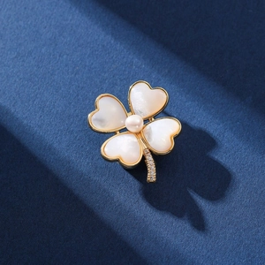 Broche Trèfle À Quatre Feuilles Laiton Nacre Perle D'eau Douce Feuille En Forme De Cœur Zircon Élégant Accessoire Pour Écharpe Costume Femmes