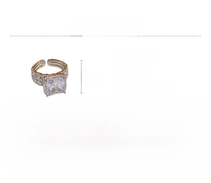 Détails du grand zircon carré et dimensions de 2,2 cm x 1,2 cm pour cette bague
