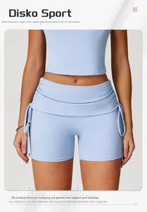 Detail der hellblauen Yoga-Shorts mit Kordelzug an der Seite und Lagen-Design am Bund