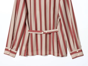 Détail de rayures verticales rouges et sangle arrière sur chemise à manches longues