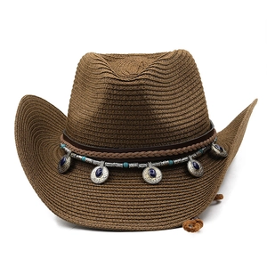 Chapeau de cowboy en paille marron avec bande turquoise bohème sur fond blanc