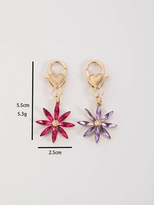 Detail showing dimensions of floral zinc alloy keychains with crystal petals and gold clasp