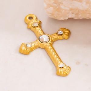 Dettaglio del ciondolo a croce in acciaio inossidabile placcato oro 18k con cristalli
