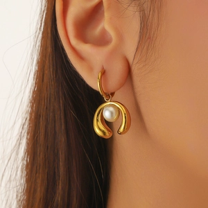 Gold-plated stainless steel hoop earrings featuring a white pearl horseshoe pendant charm