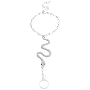 Dettaglio macro del bracciale ad anello serpente argento con squame e pietre nere