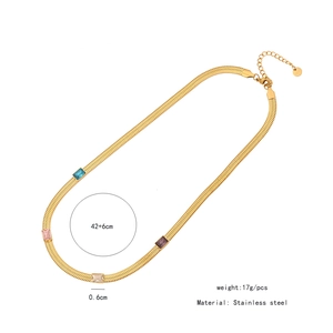 Détail de la chaîne serpent dorée avec zircons colorés et mesures de 42+6cm