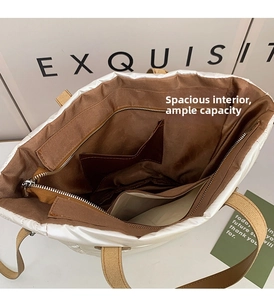 Draufsicht auf den geräumigen Innenraum mit Reißverschlusstaschen dieser Stepptasche