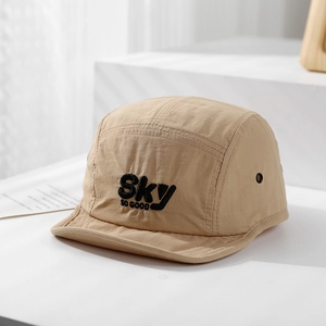 Detailopname van een kaki baby zomerhoedje met een zwarte Sky-borduring op de voorkant