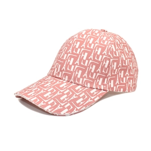 Détail de la casquette rose et blanche avec imprimé géométrique et sangle réglable