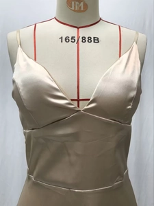Détail de la robe en satin champagne avec décolleté en V et fines bretelles de soie